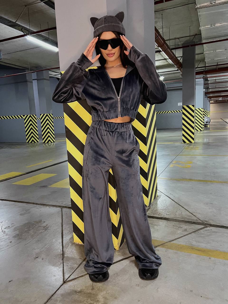 Велюровий жіночий костюм на блискавці графiтового кольору 31227