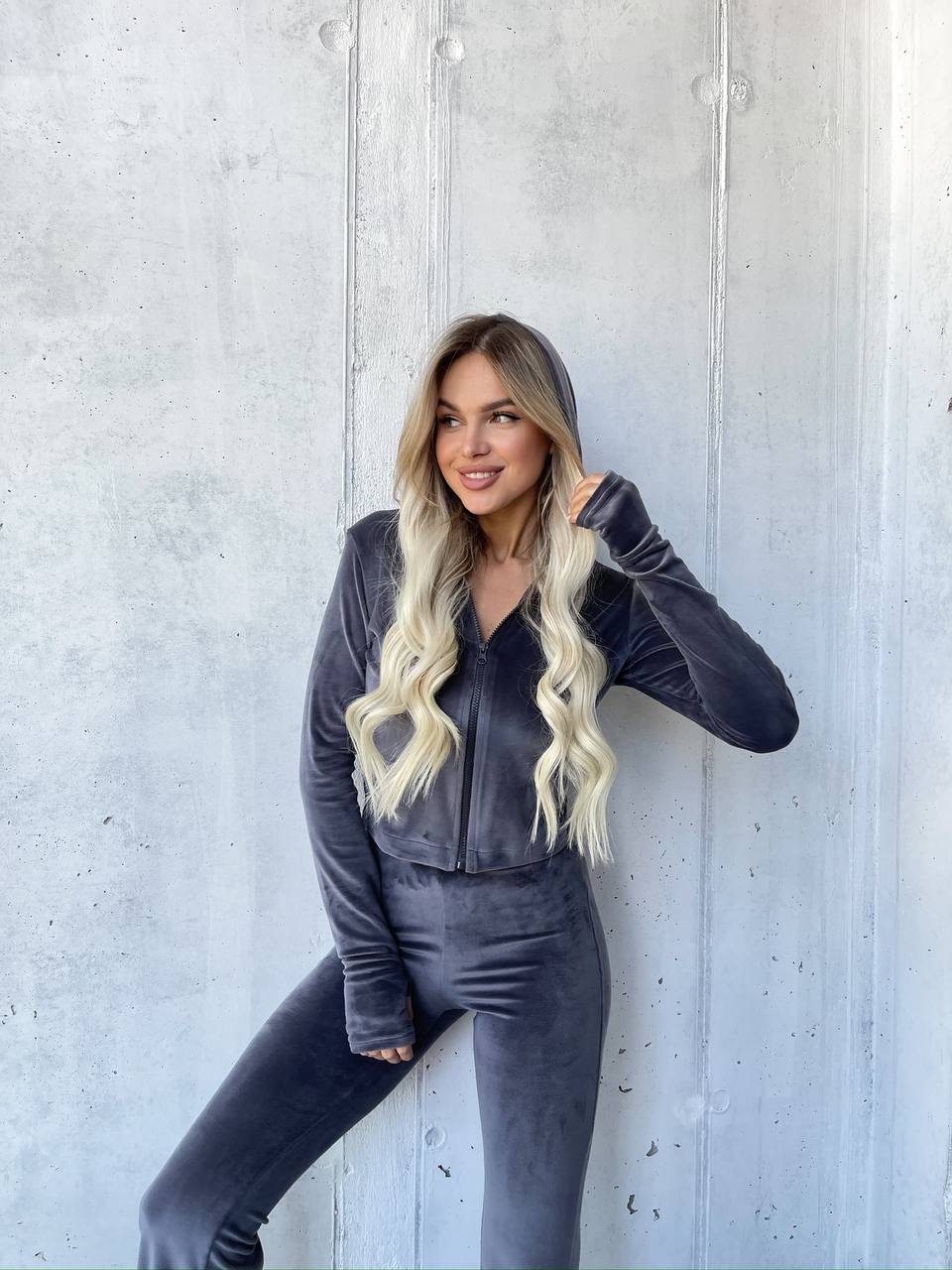 Велюровий жіночий костюм на блискавці графiтового кольору 32920