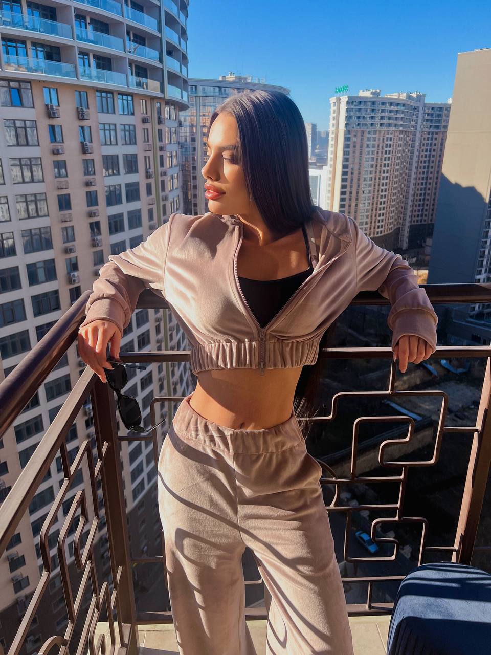 Велюровий жіночий костюм на блискавці кавового кольору 31225