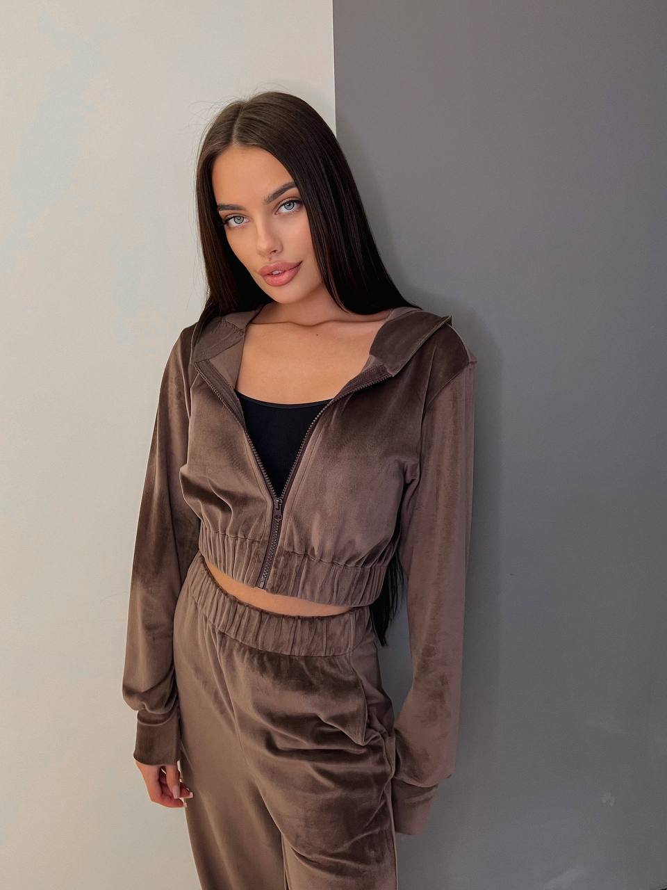 Велюровый женский костюм на молнии коричневого цвета 31223
