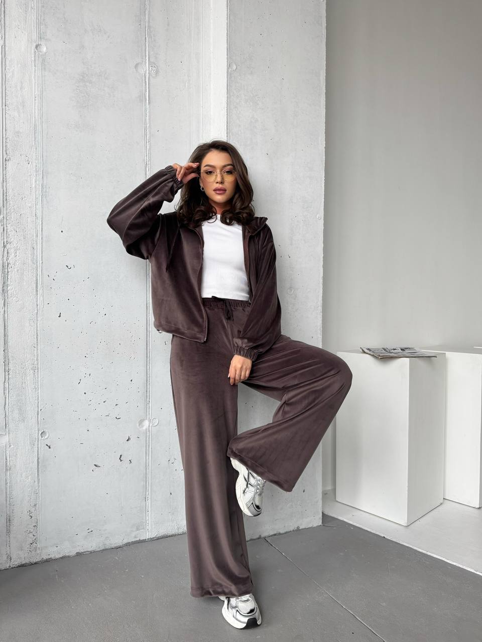 Велюровий жіночий костюм на блискавці коричневого кольору 31473