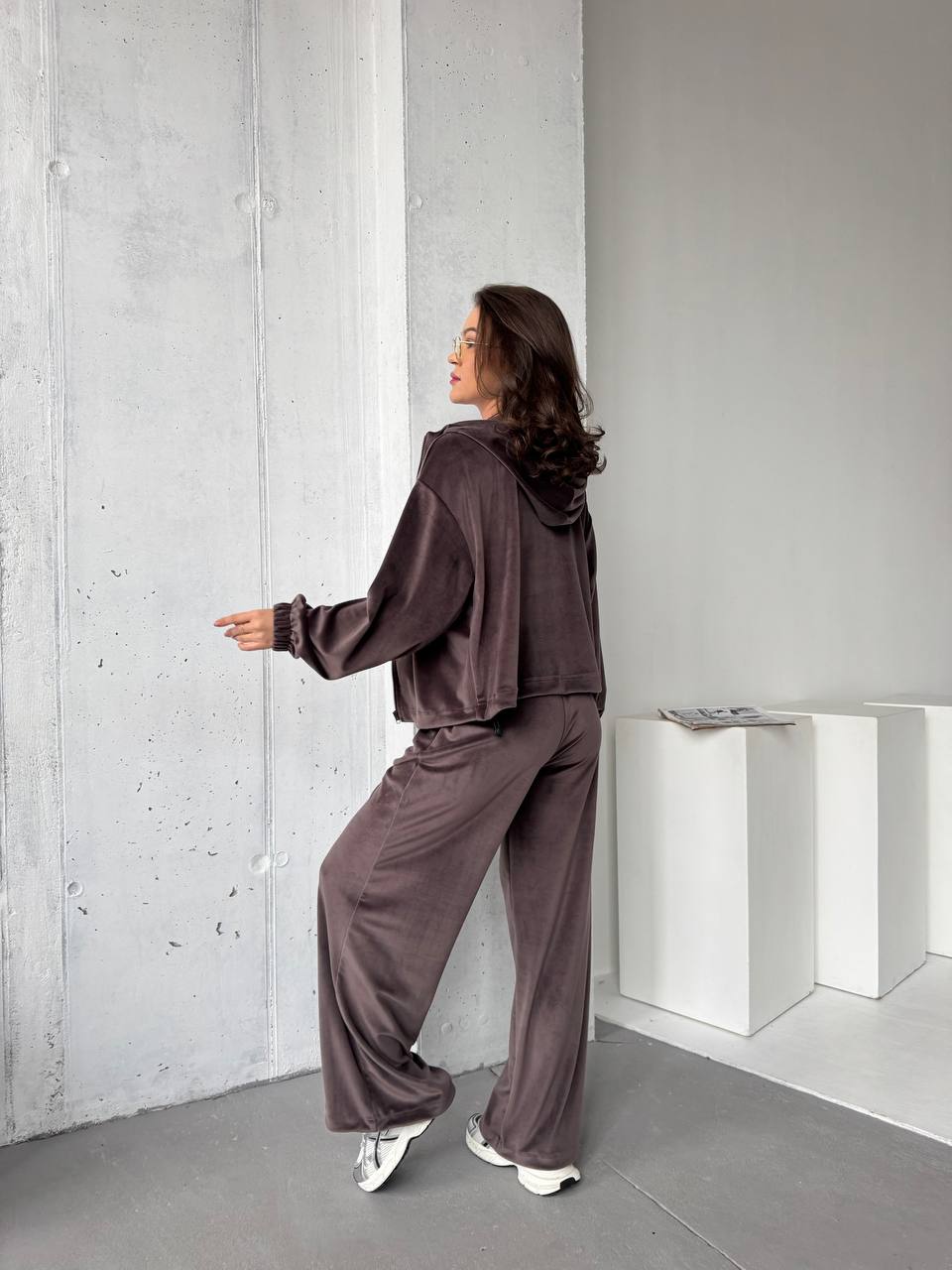 Велюровий жіночий костюм на блискавці коричневого кольору 31473