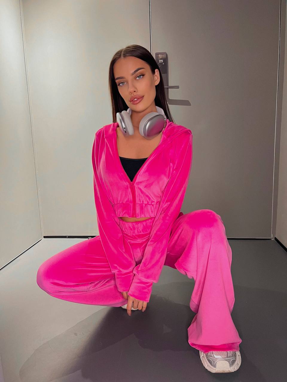 Велюровий жіночий костюм на блискавці малинового кольору 31894
