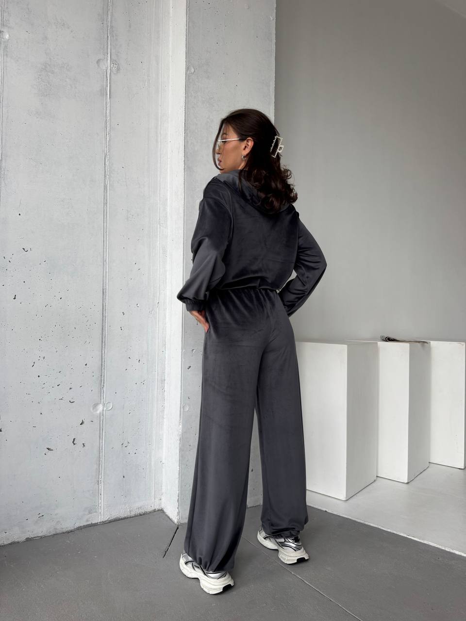 Велюровий жіночий костюм на блискавці сірого кольору 31471