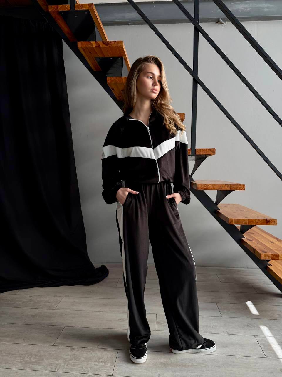 Велюровый женский костюм на молнии со вставками черного цвета 31452