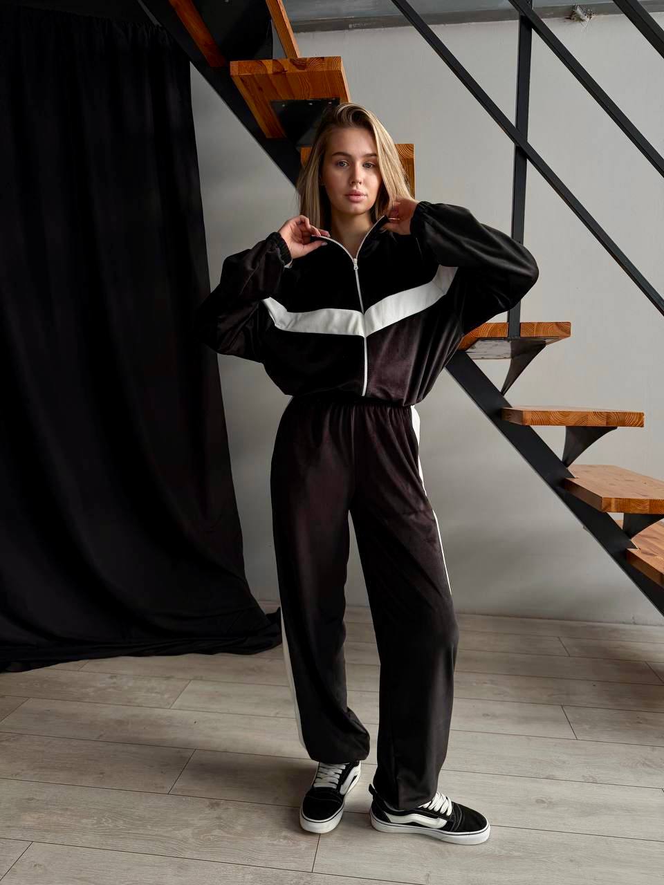 Велюровый женский костюм на молнии со вставками черного цвета 31452