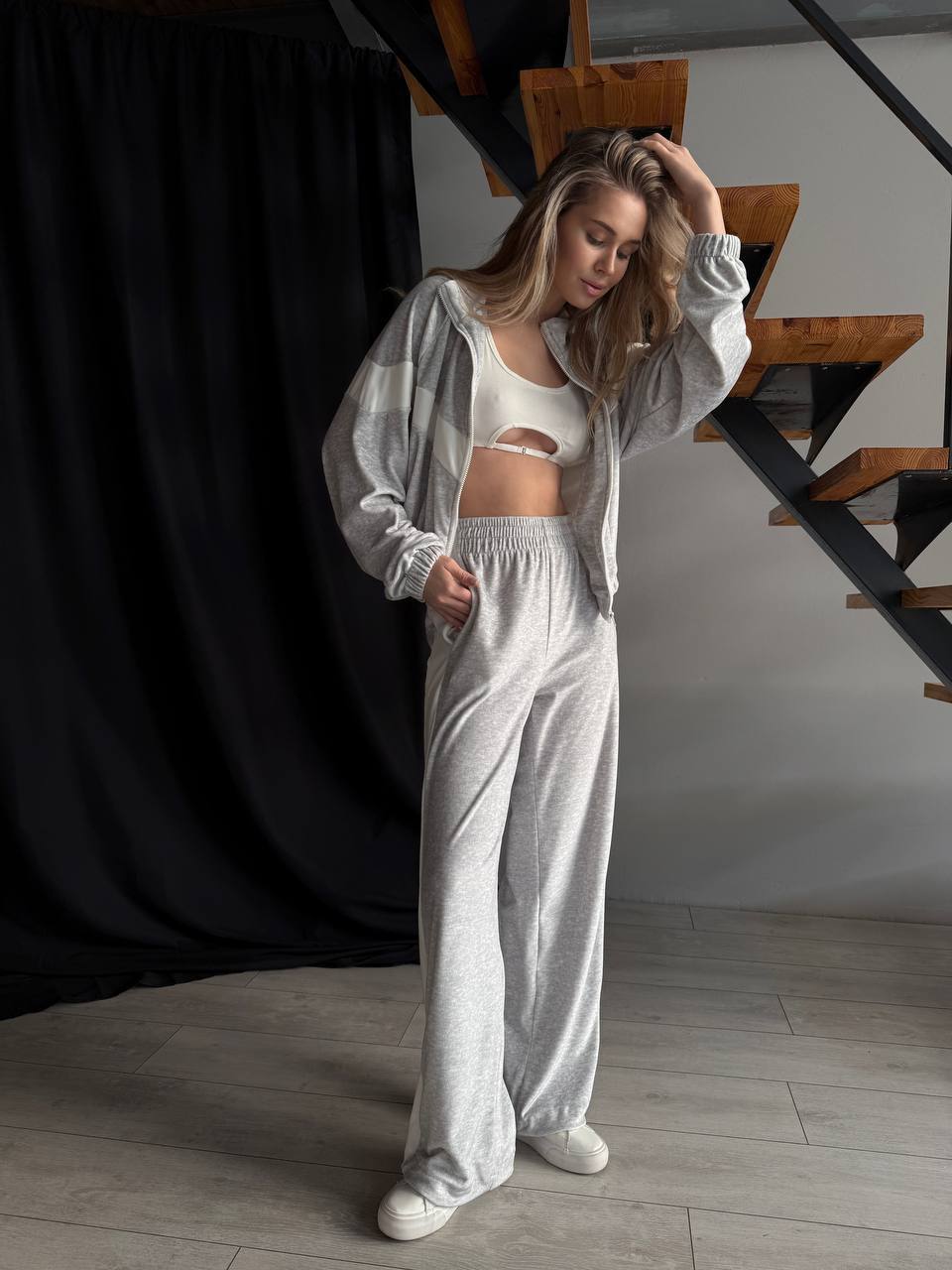 Велюровий жіночий костюм на блискавці зі вставками сiрого кольору 31453