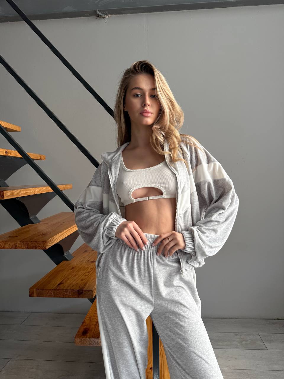 Велюровий жіночий костюм на блискавці зі вставками сiрого кольору 31453