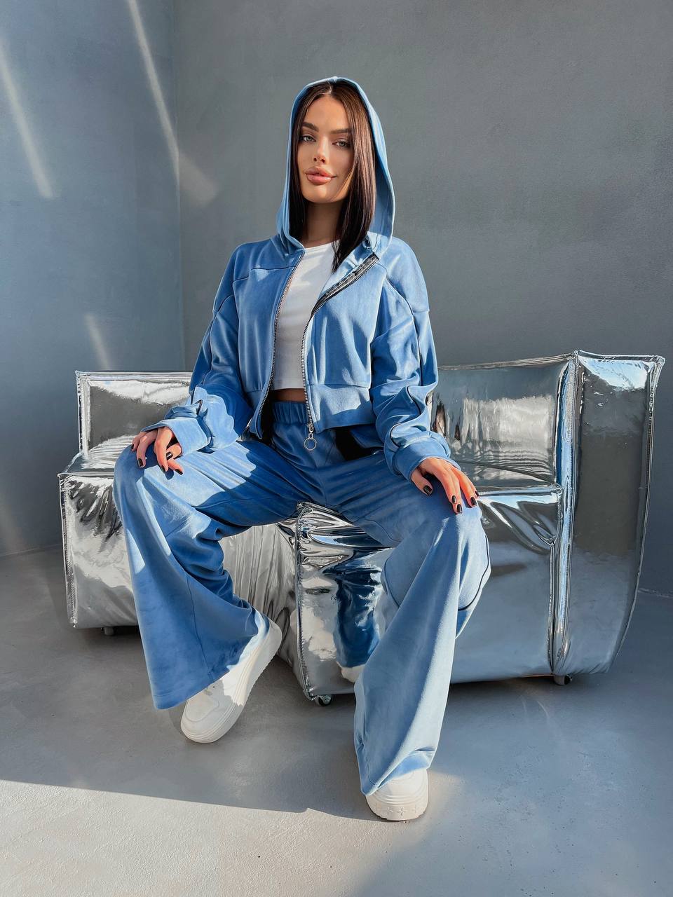 Велюровий жіночий костюм з капюшоном блакитного кольору 31710