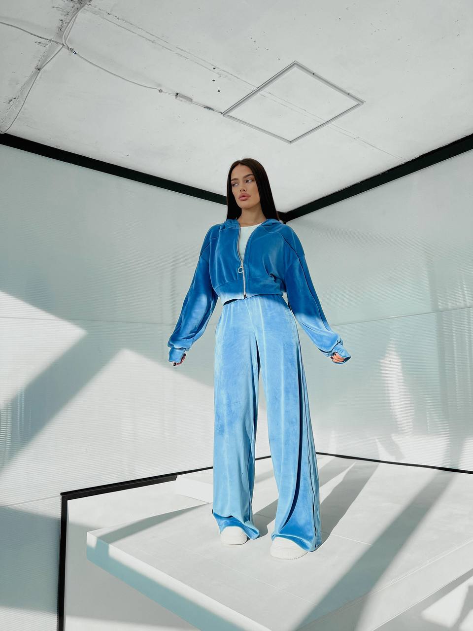 Велюровий жіночий костюм з капюшоном блакитного кольору 31710