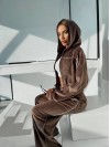 Велюровый женский костюм с капюшоном коричневого цвета 31708