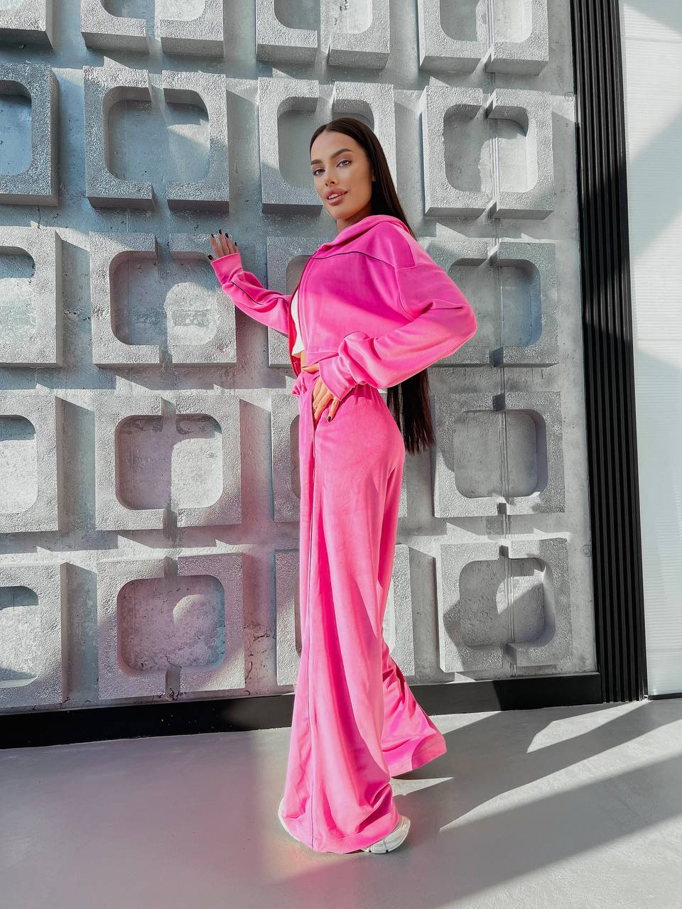 Велюровий жіночий костюм з капюшоном малинового кольору 31711