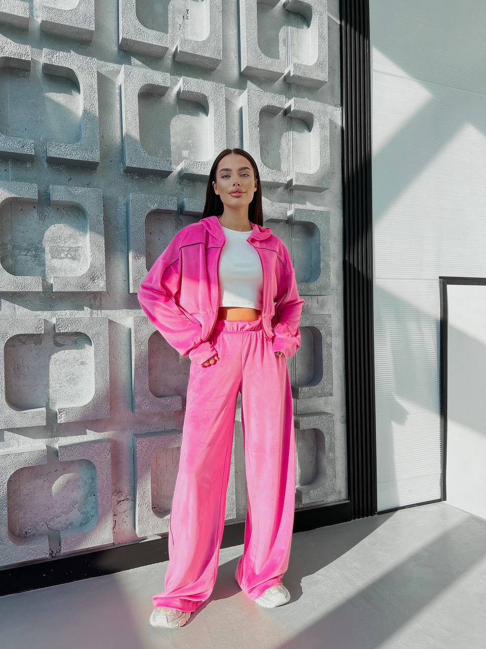 Велюровий жіночий костюм з капюшоном малинового кольору 31711