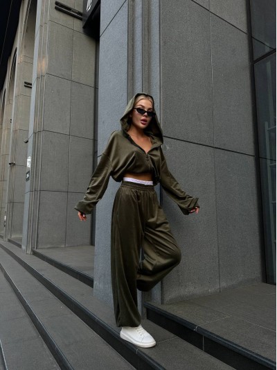 Велюровий жіночий костюм з укороченою кофтою кольору хакі 31718