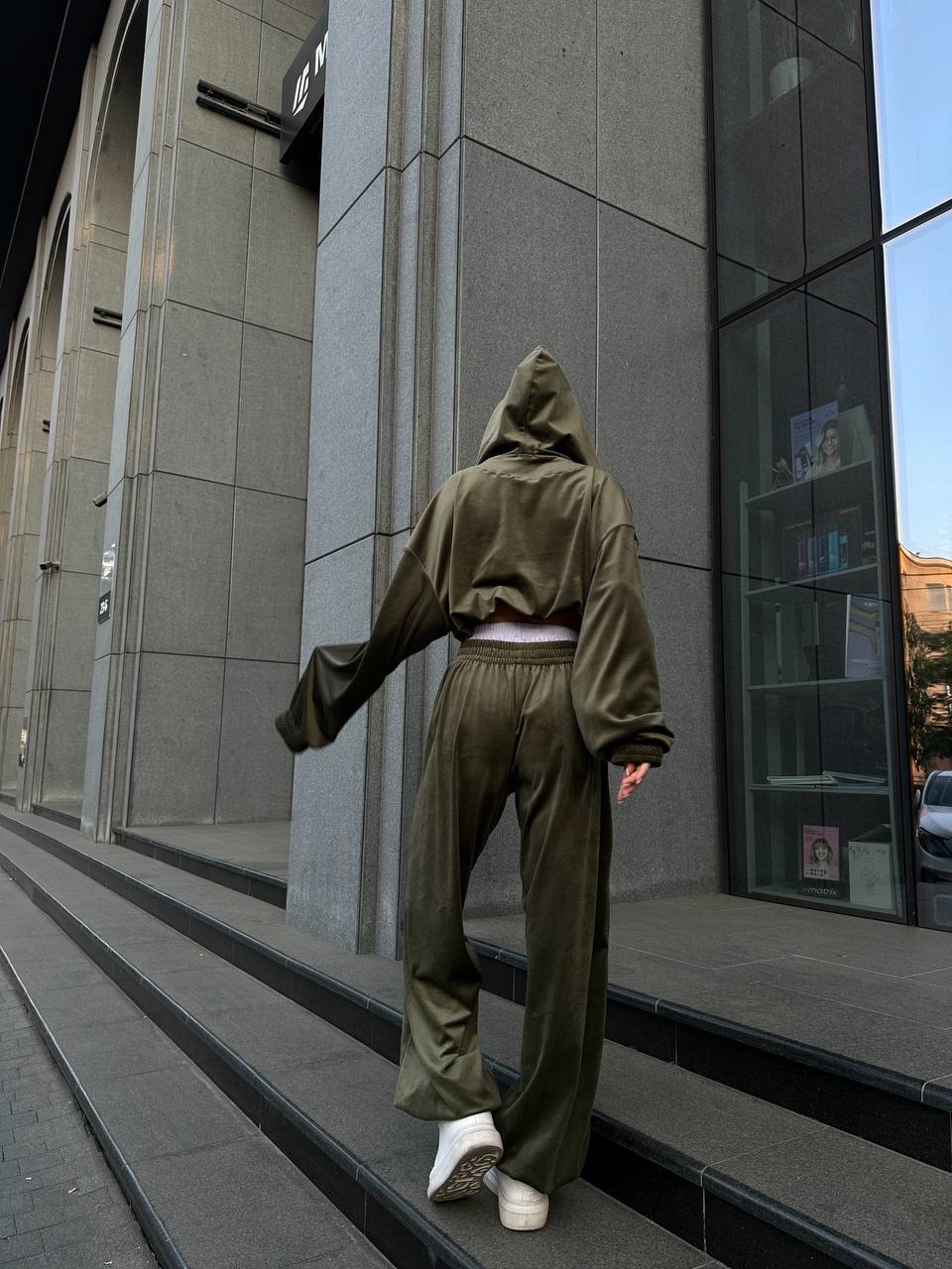 Велюровий жіночий костюм з укороченою кофтою кольору хакі 31718