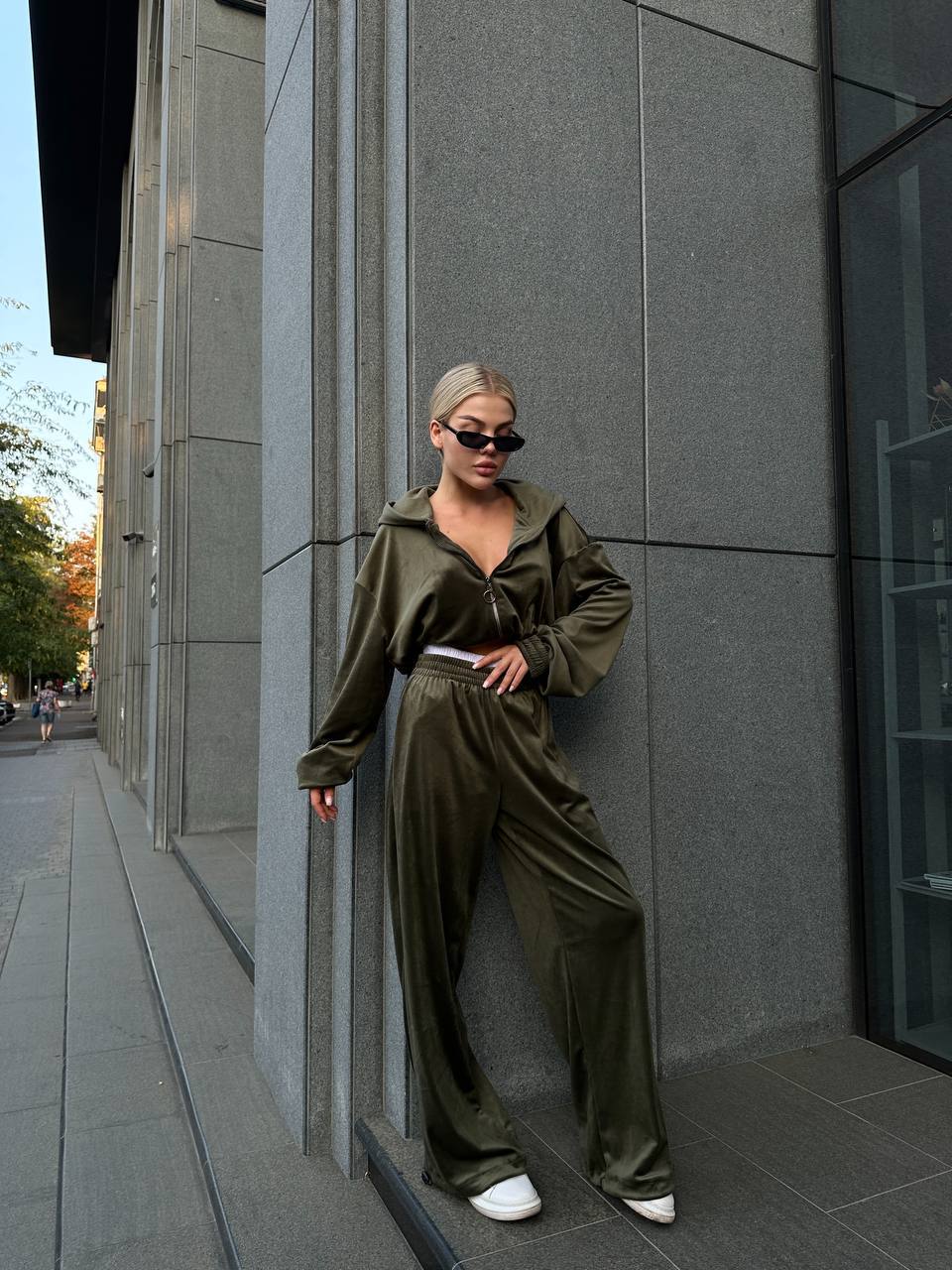 Велюровий жіночий костюм з укороченою кофтою кольору хакі 31718