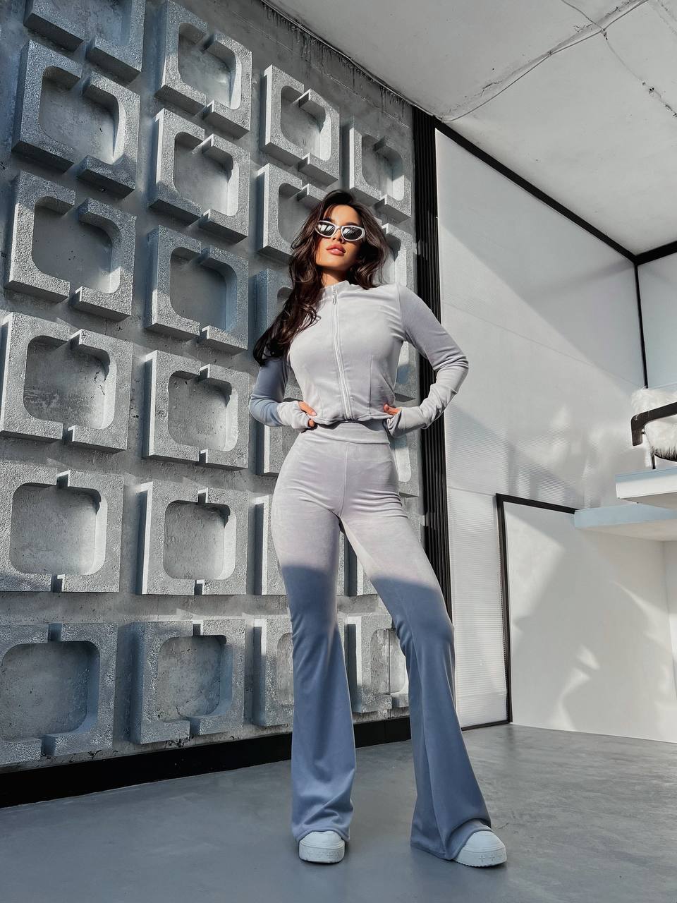 Велюровый женский костюм серого цвета 31424