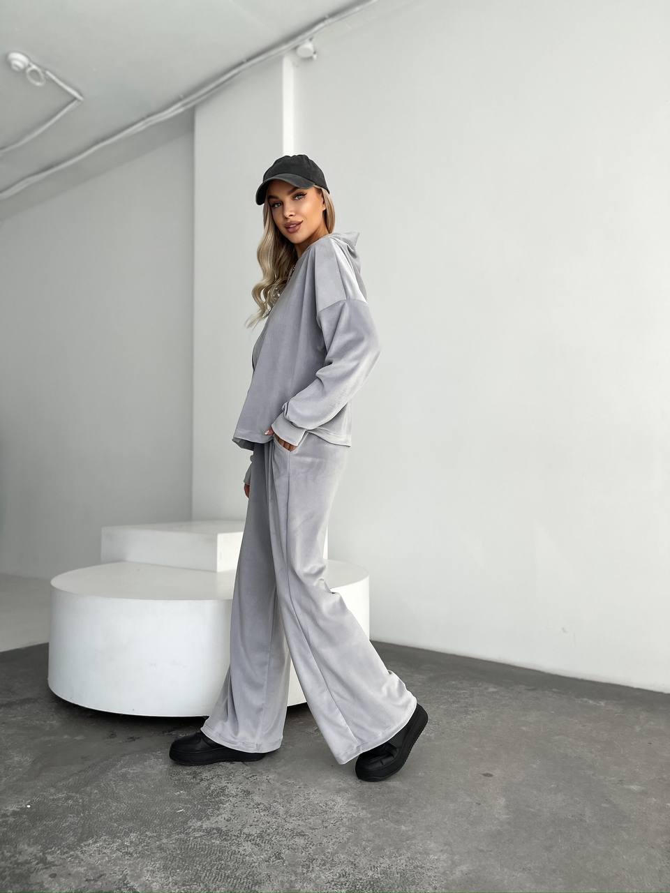 Велюровий жіночий костюм сiрого кольору 31716