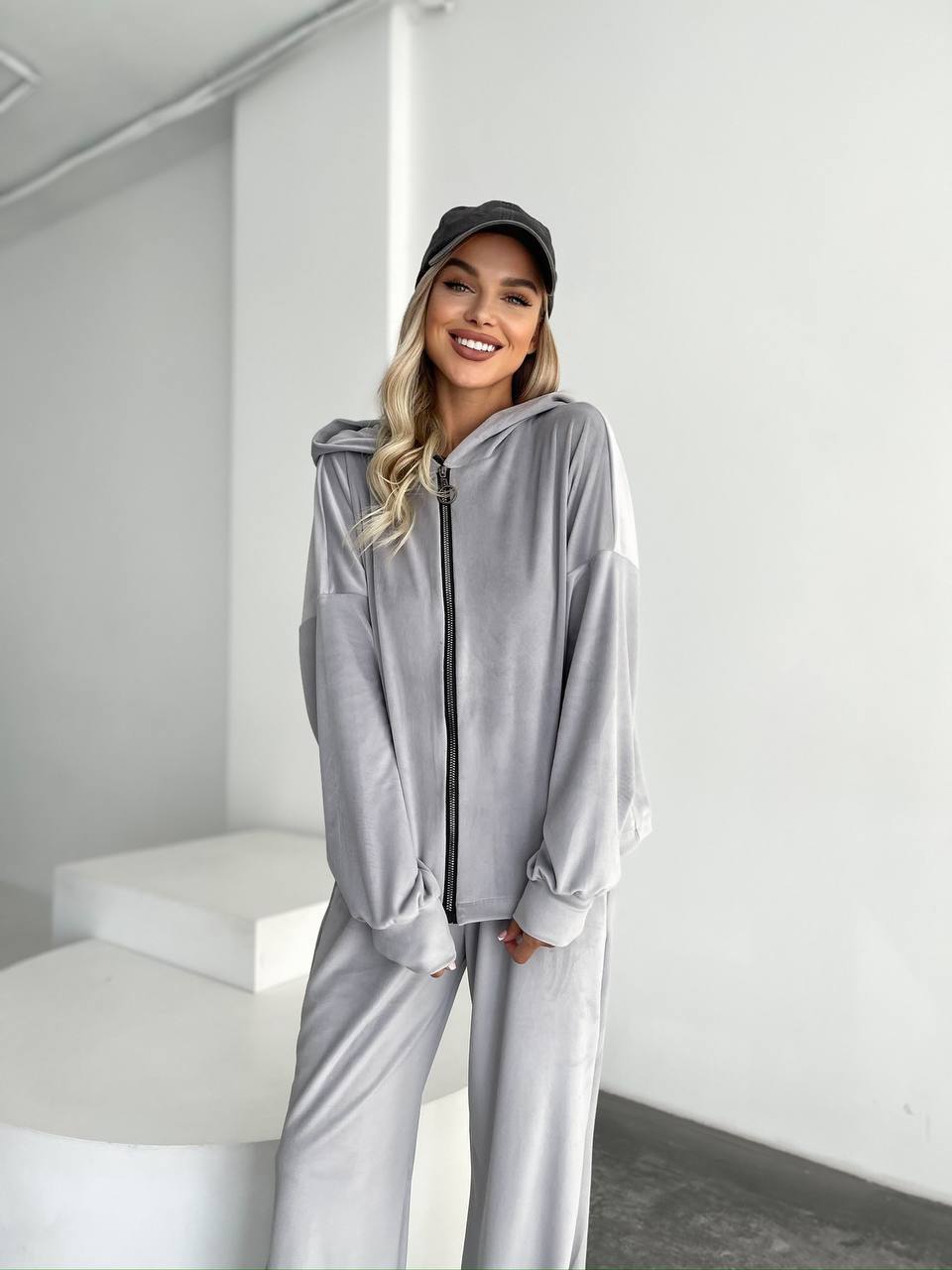 Велюровий жіночий костюм сiрого кольору 31716