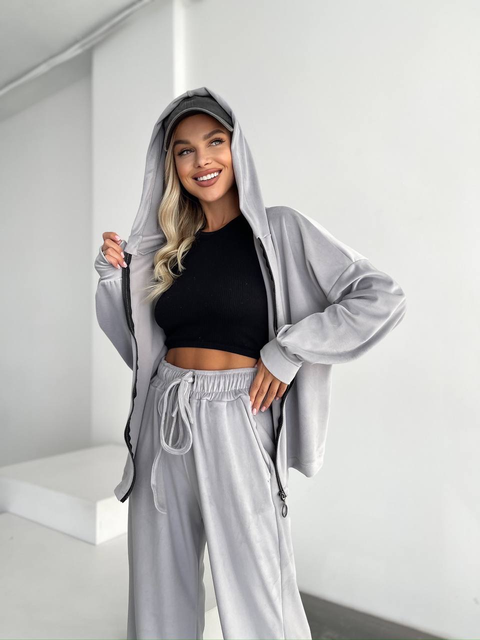 Велюровий жіночий костюм сiрого кольору 31716