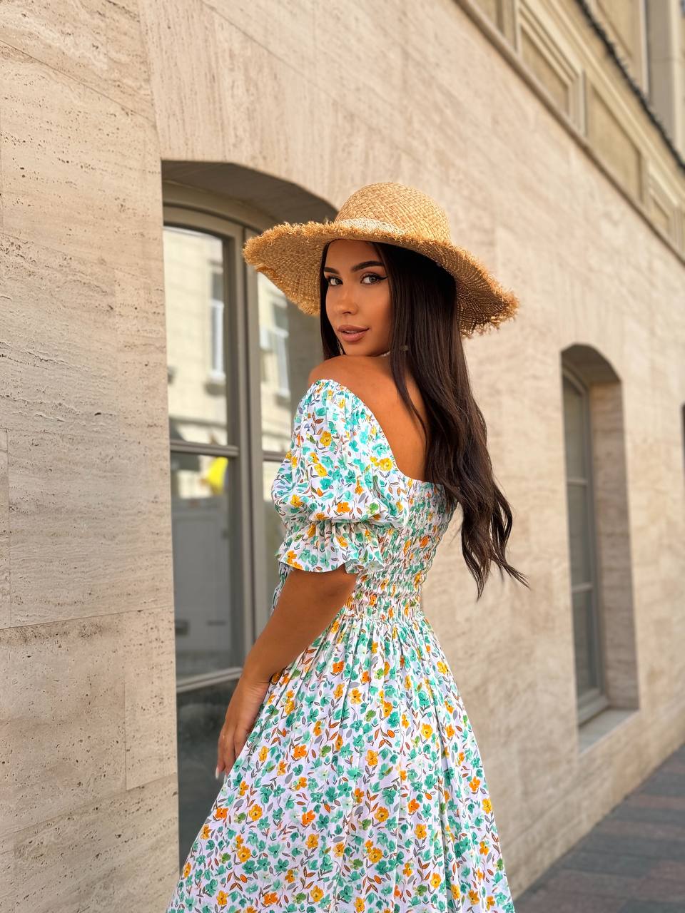 Повітряна сукня міді в квітку з відкритими плечима оливкового кольору 31910