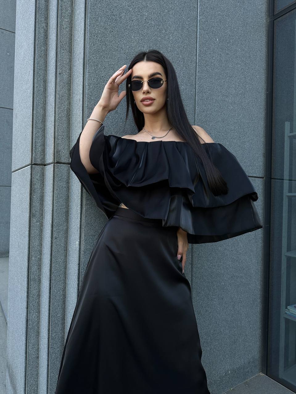 Повітряний жіночий топ із воланами чорного кольору 32502