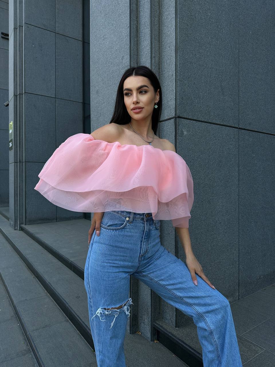 Повітряний жіночий топ із воланами рожевого кольору 32503