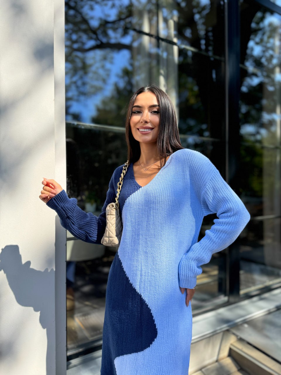 Вязаное платье до колен голубого цвета 30072