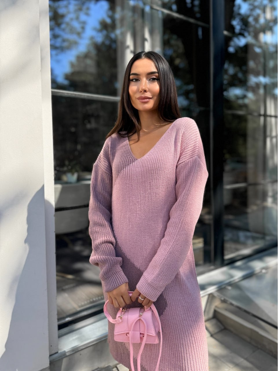 В'язана сукня до колін пудрового кольору 30071