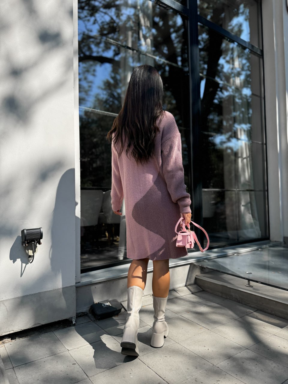 В'язана сукня до колін пудрового кольору 30071