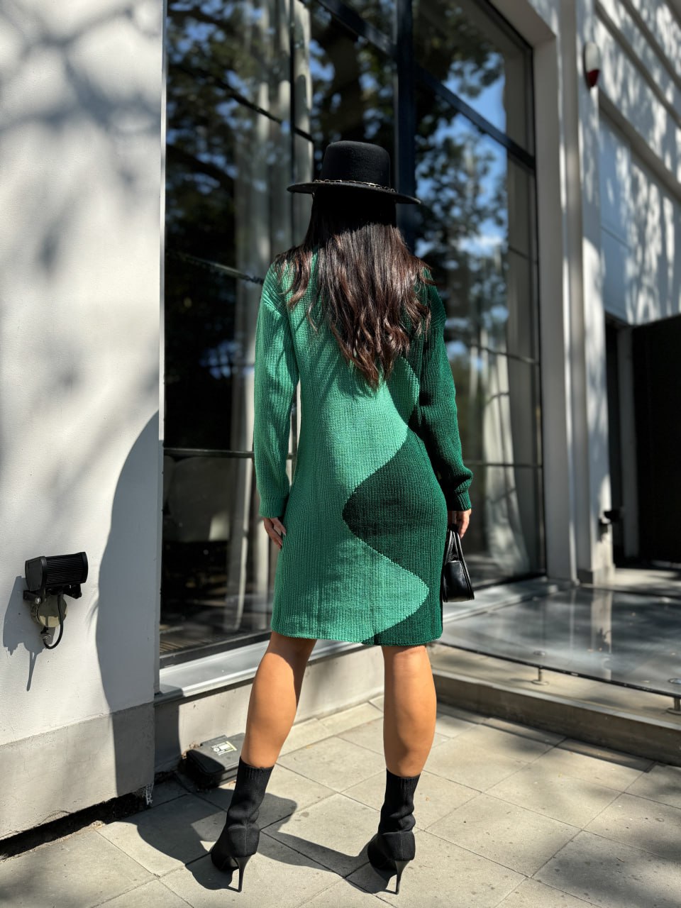 В'язана сукня до колін зеленого кольору 30069