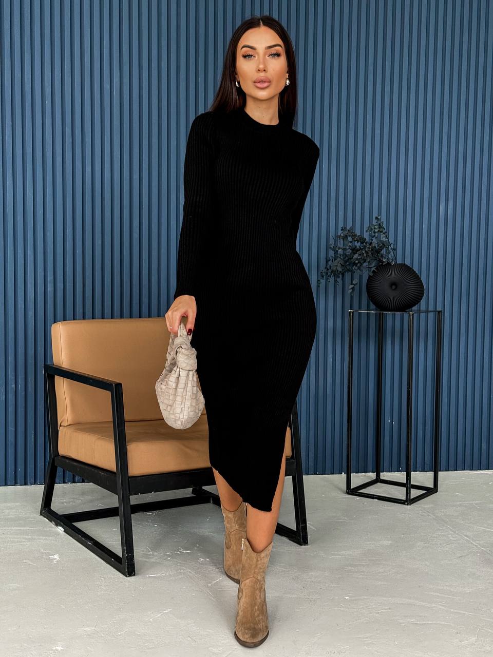 В'язана сукня міді з розрізом чорного кольору 29669