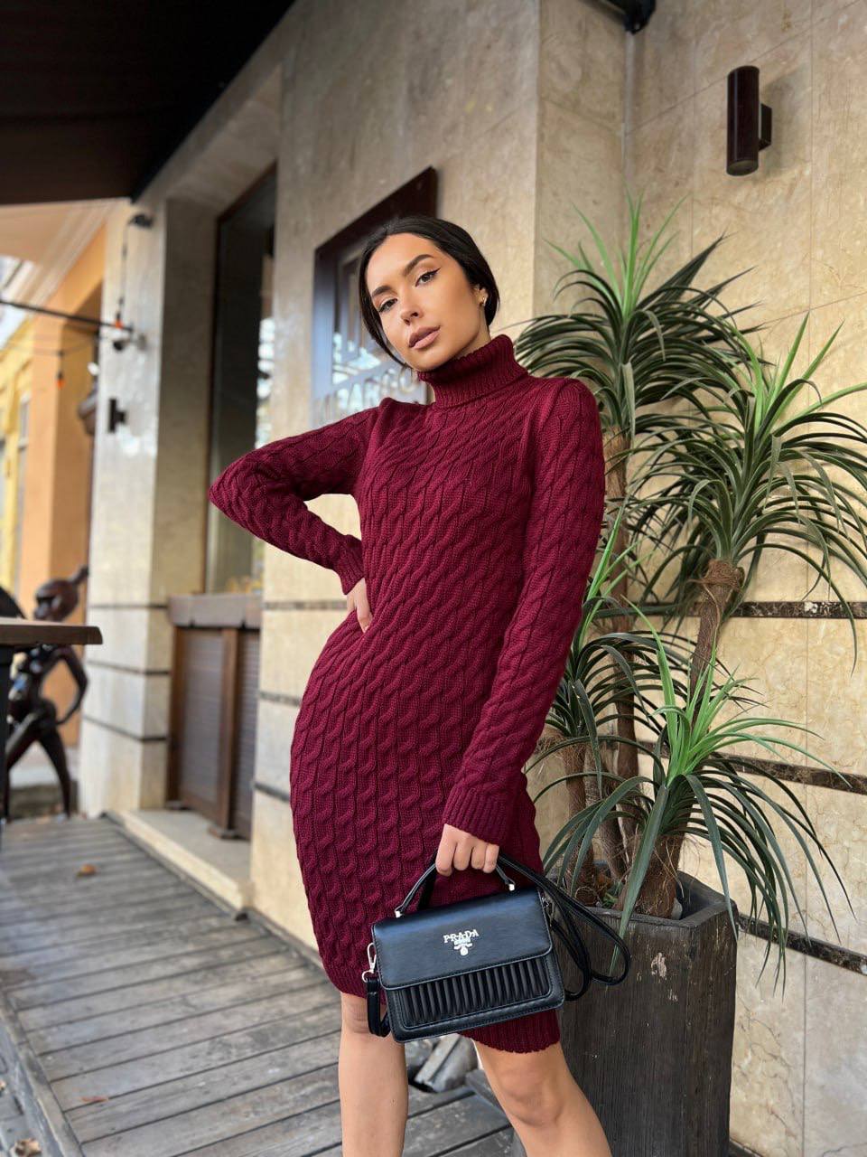 В'язана сукня з горловиною бордового кольору 30208