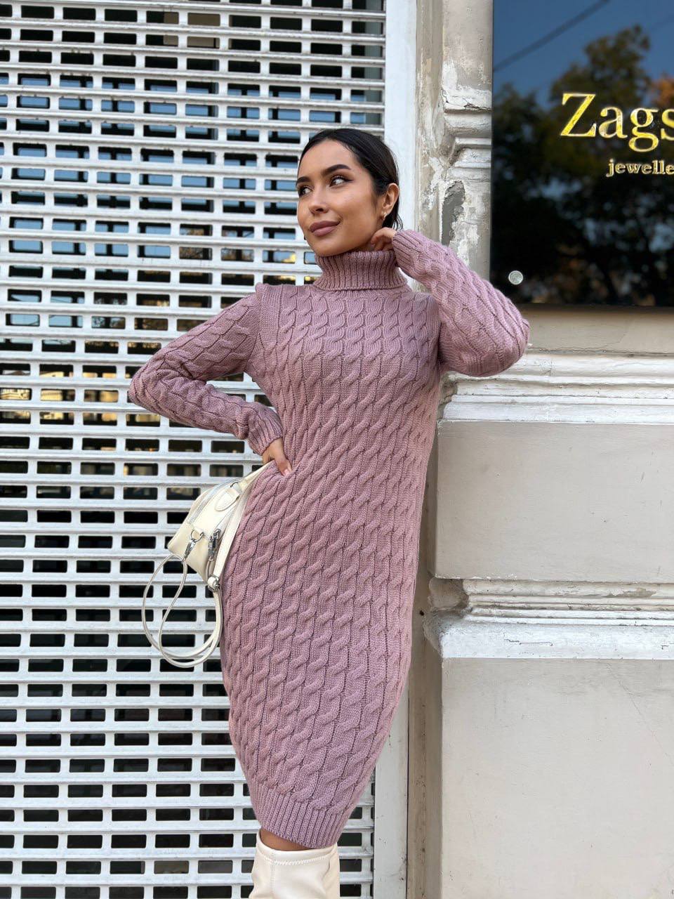 В'язана сукня з горловиною пудрового кольору 30209