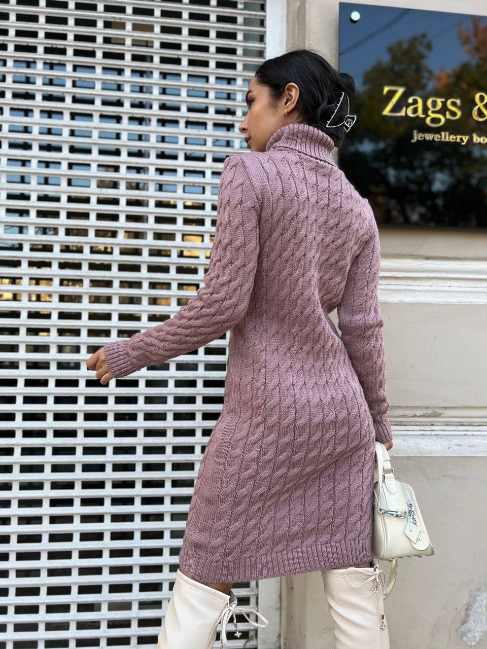 В'язана сукня з горловиною пудрового кольору 30209