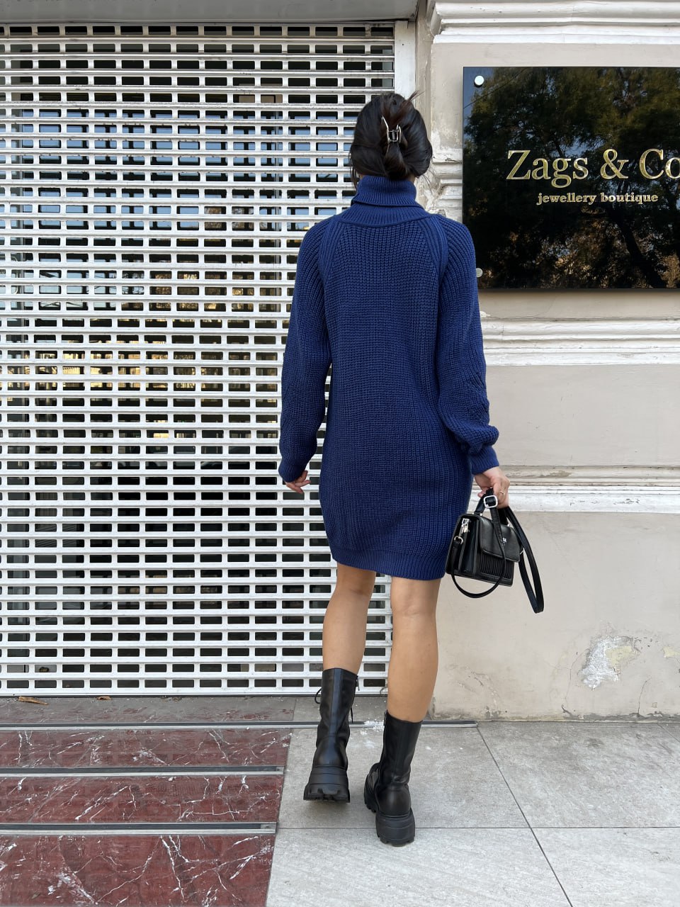 В'язана сукня зі стійкою синього кольору 30206