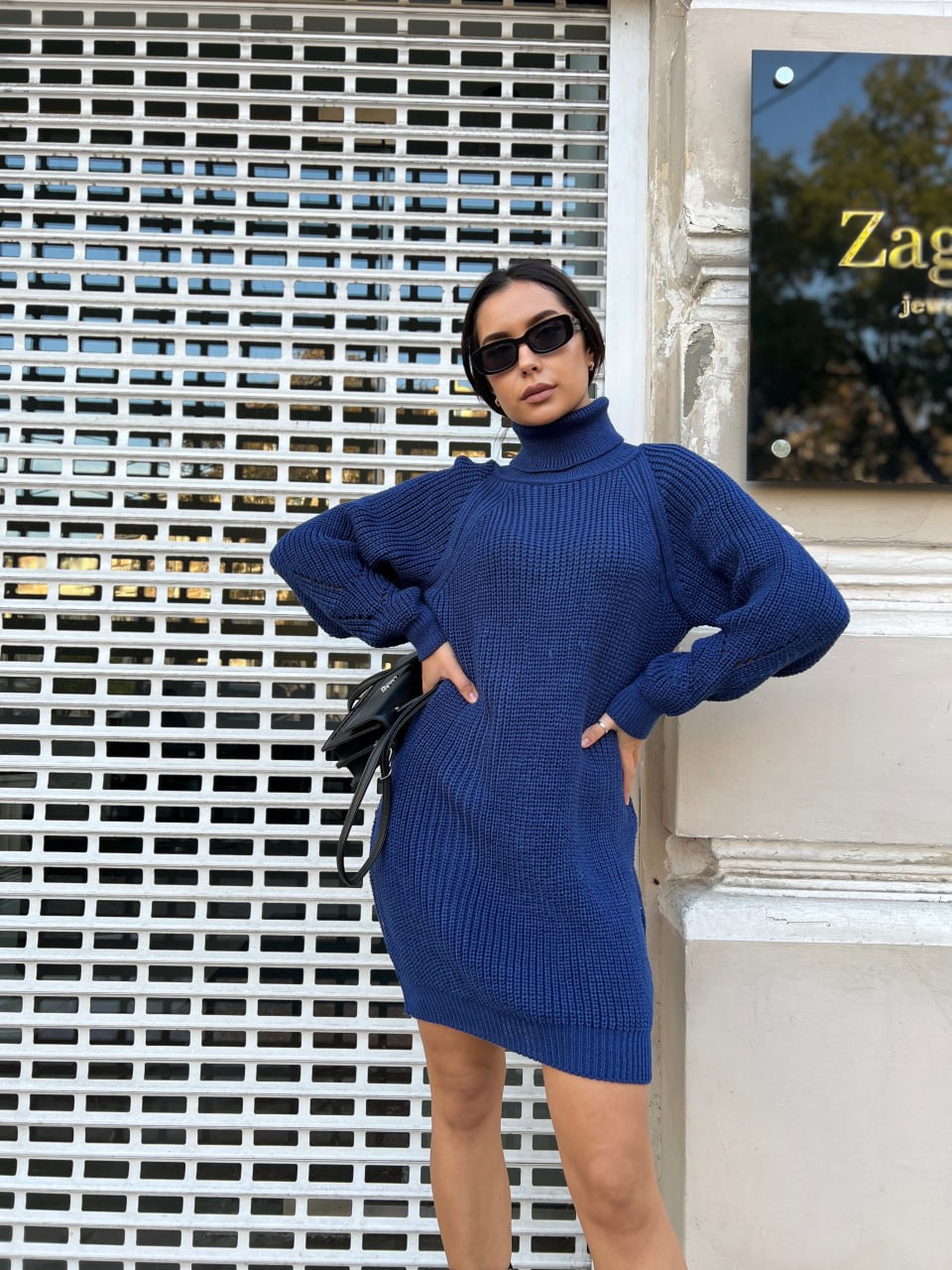 В'язана сукня зі стійкою синього кольору 30206