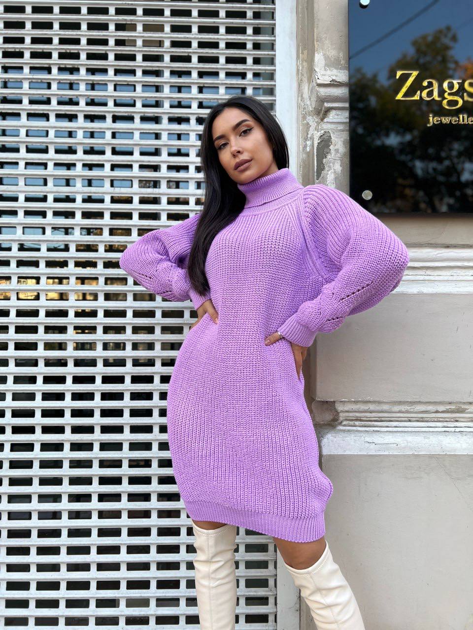 В'язана сукня зі стійкою бузкового кольору 30204