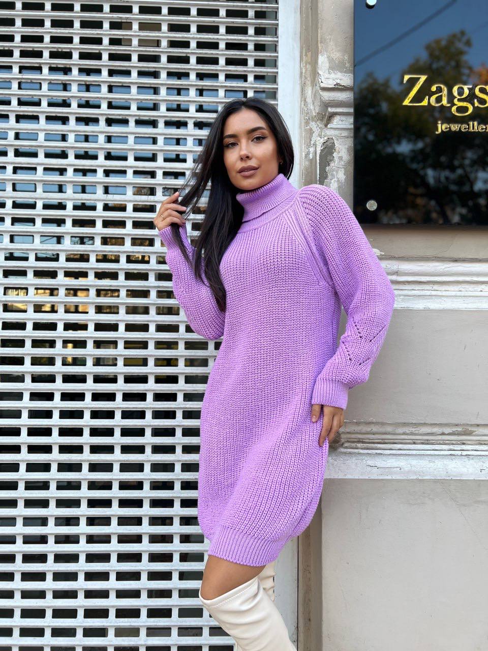 В'язана сукня зі стійкою бузкового кольору 30204