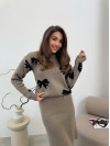 Вязаный женский костюм с бантами кофейного цвета 30689