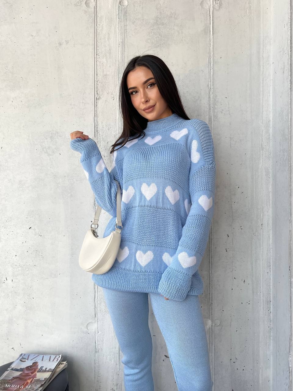 Вязаный женский костюм с сердцами голубого цвета 29420