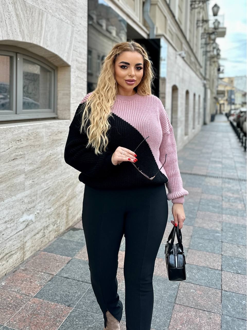 В'язаний жіночий светр чорноого кольору 29897