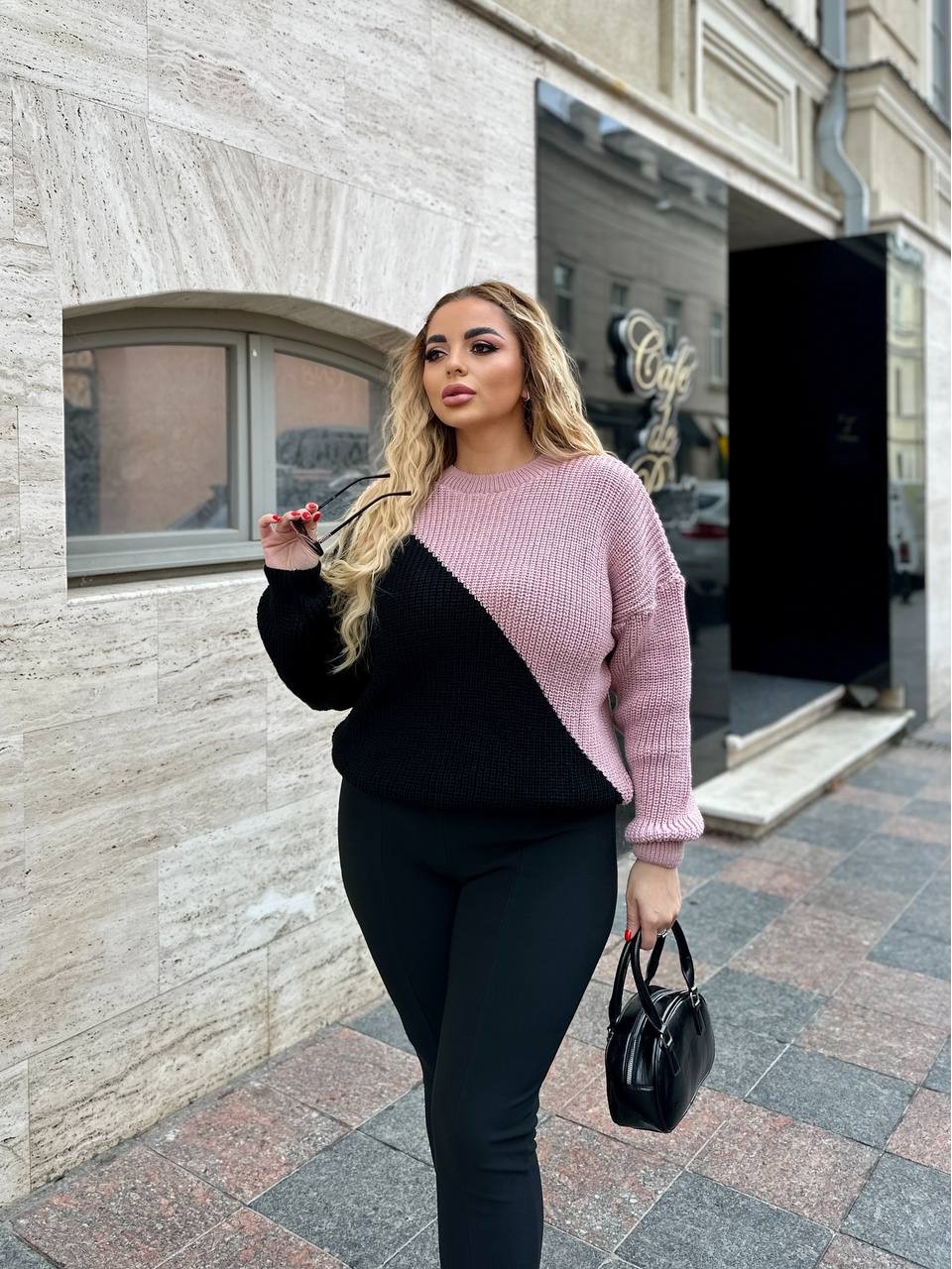 В'язаний жіночий светр чорноого кольору 29897