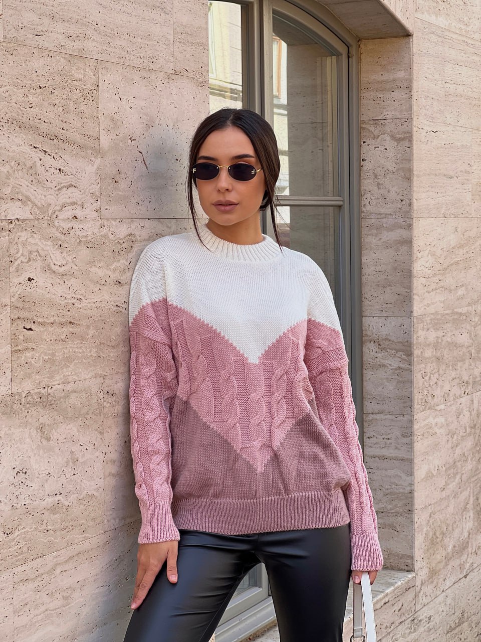 В'язаний жіночий светр з горлом пудрового кольору 29889