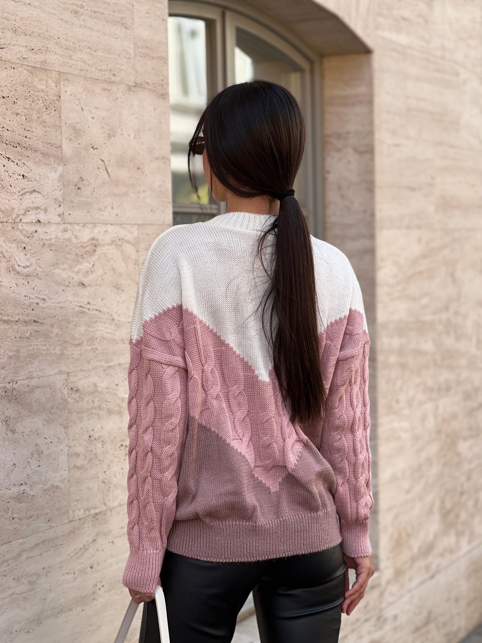 В'язаний жіночий светр з горлом пудрового кольору 29889