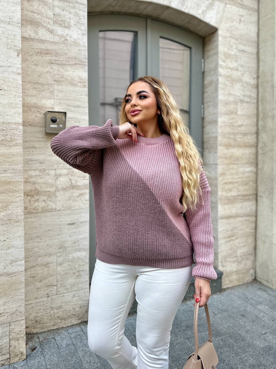 В'язаний жіночий светр пудрового кольору 29898