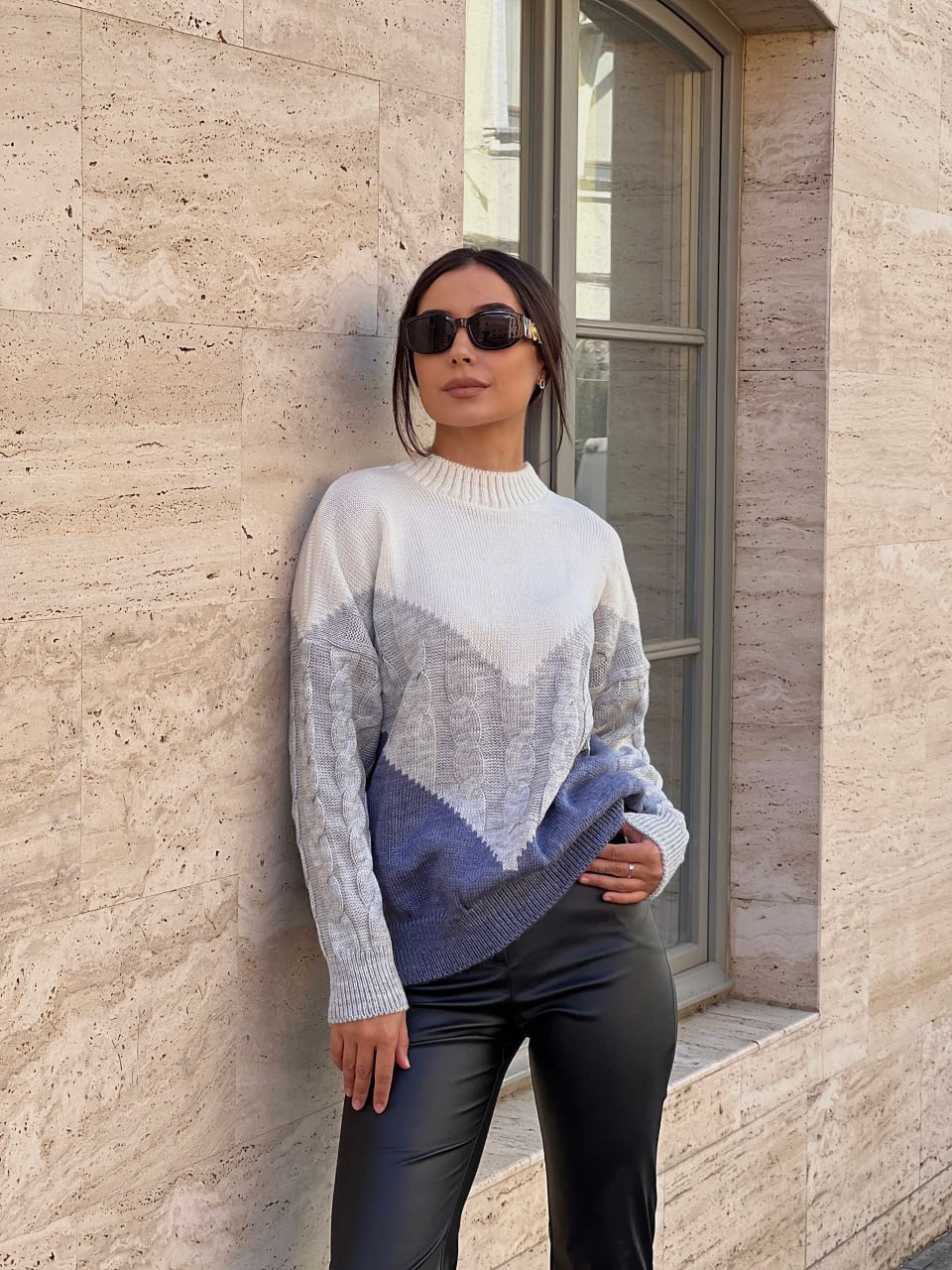 В'язаний жіночий светр з горлом сірого кольору 29888