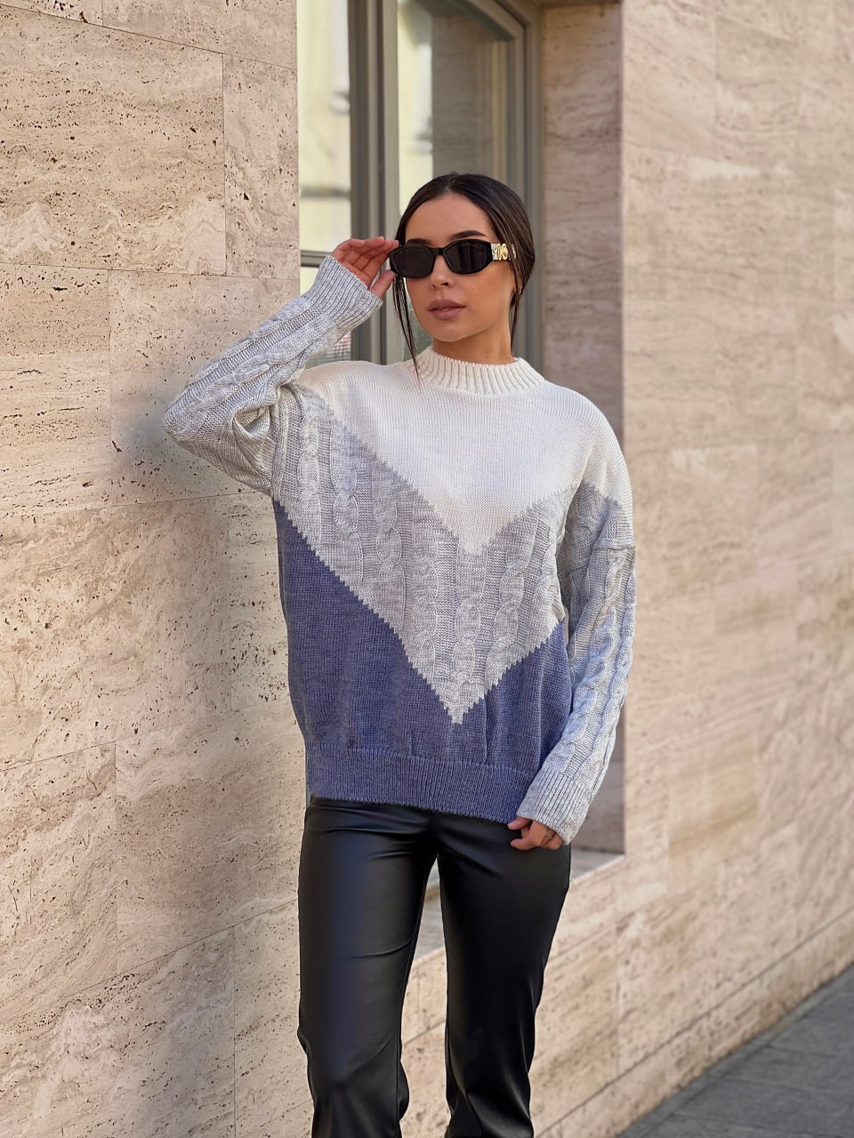 В'язаний жіночий светр з горлом сірого кольору 29888