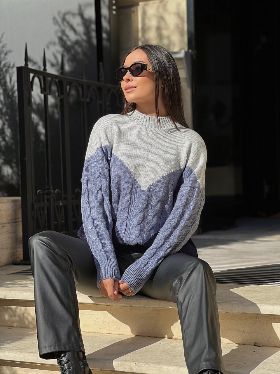 В'язаний жіночий светр з горлом синього кольору 29890