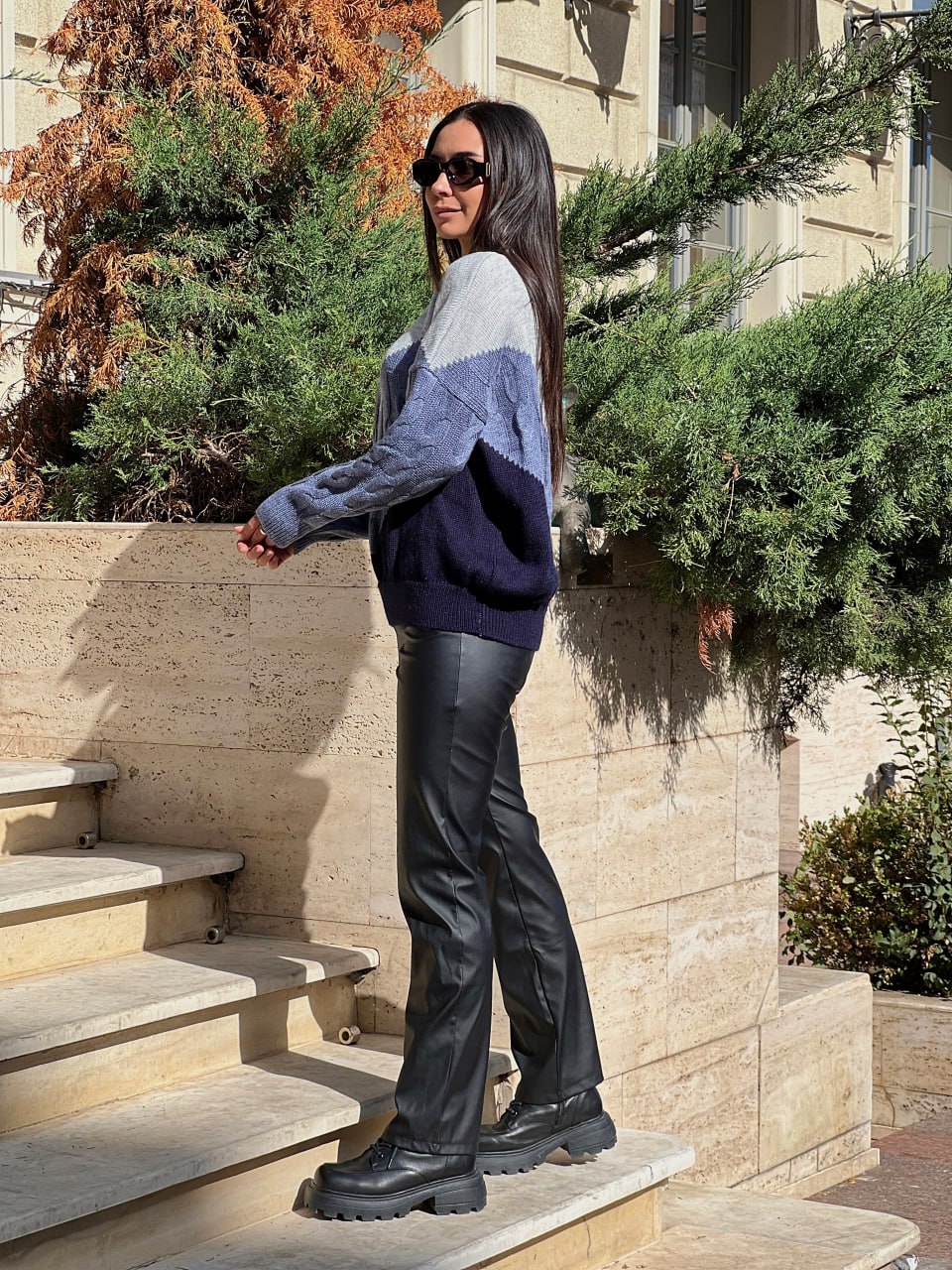 В'язаний жіночий светр з горлом синього кольору 29890